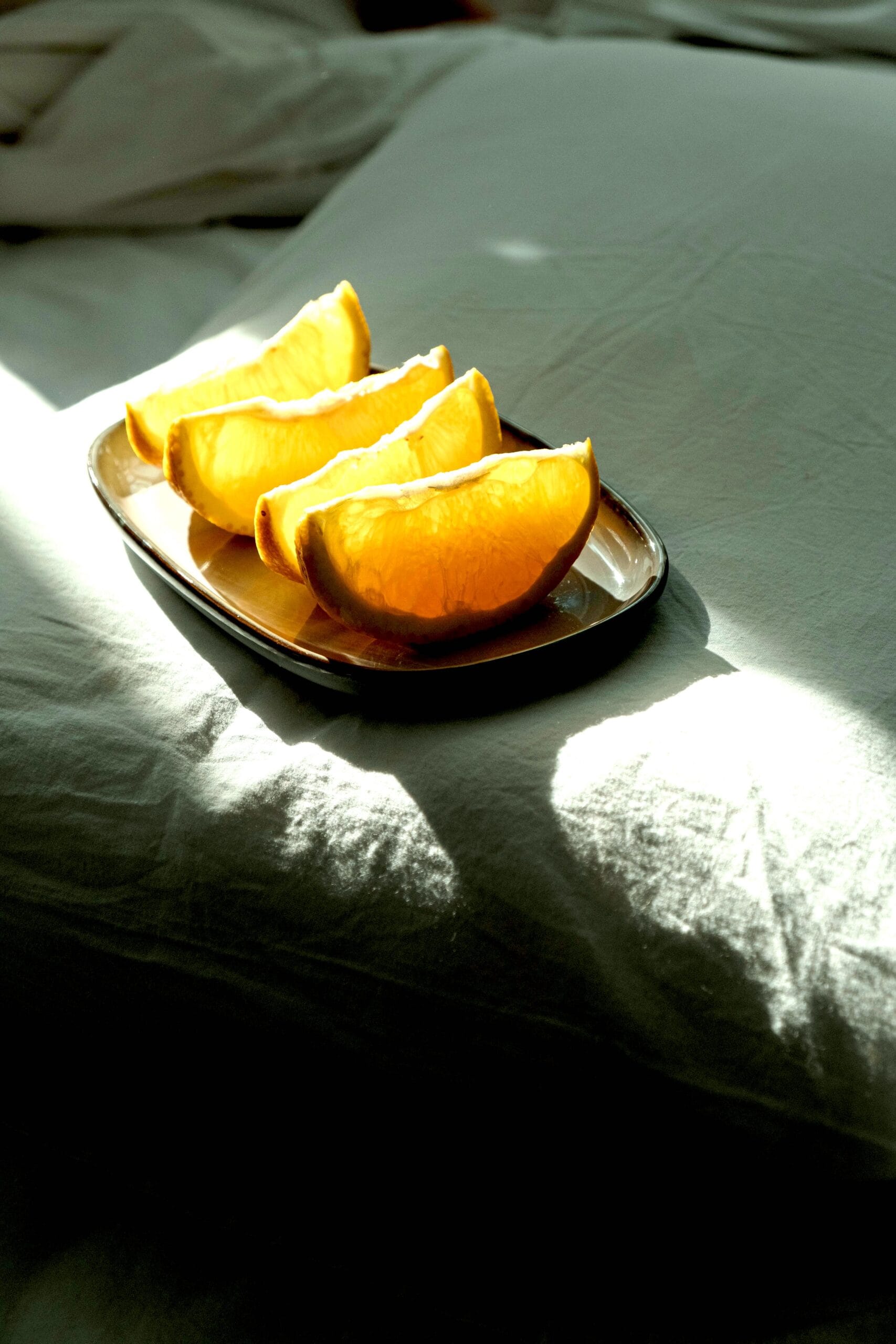 Un agrume fraichement épluché qui reçoit les rayons chauds du soleil.